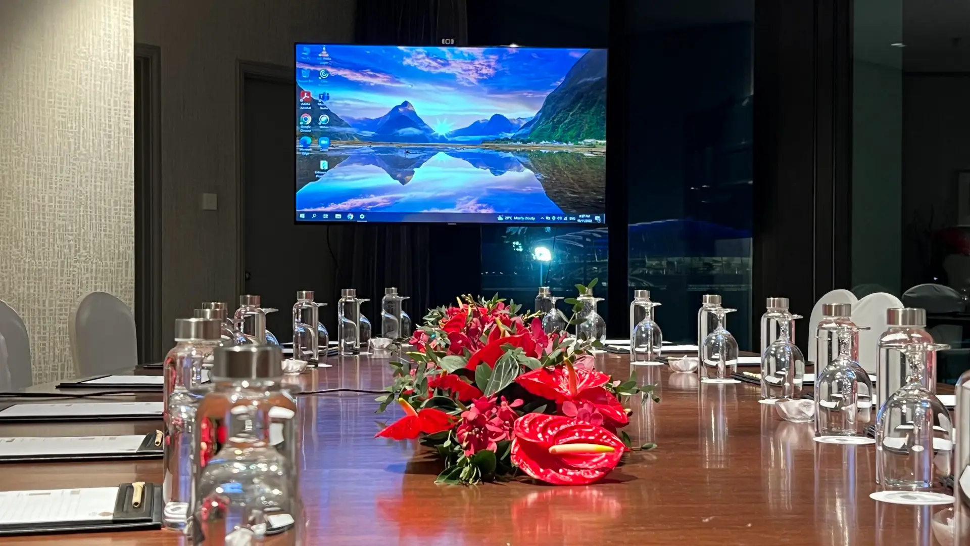 Rent 65 inch TV for meetings in Singapore